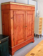 Schrank in rot mit Bordüre