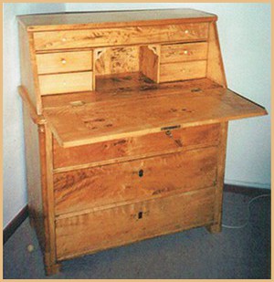 antiker Sekretär nach der Restaurierung